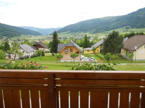 balkon z widokiem na miasto z domkami w obiekcie Haus Moni w mieście Mauterndorf