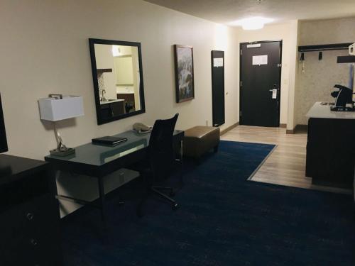 TV o dispositivi per l'intrattenimento presso Best Western Plus Portland Airport Hotel & Suites