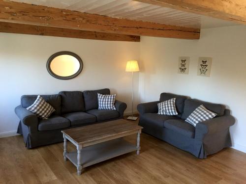 a living room with two couches and a table at Landhaus Habernis in Steinberg
