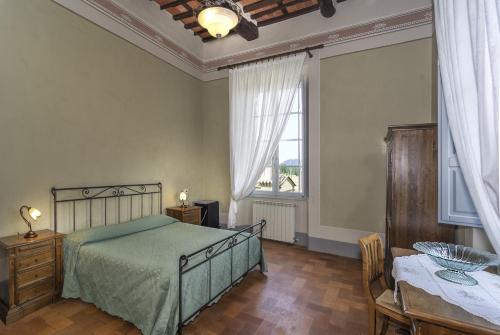 A bed or beds in a room at B&B Villa Pardi Lucca