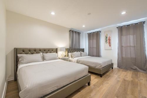 Säng eller sängar i ett rum på Luxurious Studio City Home