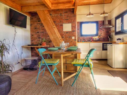 una cucina con un tavolo e sedie in una stanza di Villa Peponi a Ericeira