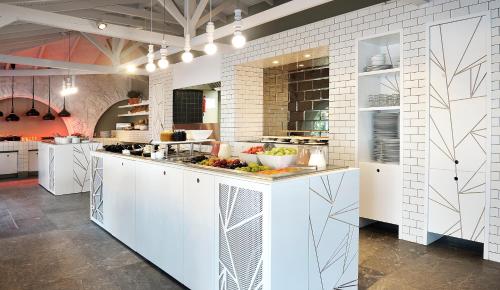 eine Küche mit einer Theke mit Essen darauf in der Unterkunft Ekies All Senses Resort, a Member of Design Hotels in Vourvourou