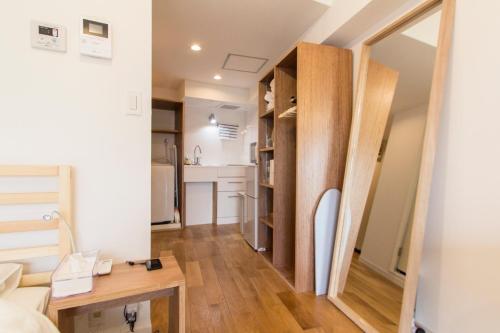 東京にあるDwell Urban 7Bのデスク、リビングルームが備わる小さなアパートメントです。