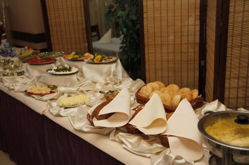 een tafel met veel verschillende soorten voedsel erop bij HotelsLublin in Lublin