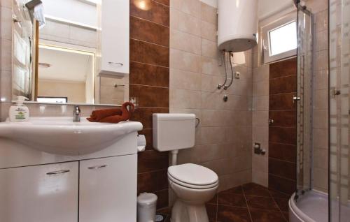 łazienka z toaletą, umywalką i lustrem w obiekcie Apartment Nadalina 1072 w Puli