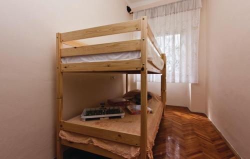 łóżko piętrowe w pokoju z biurkiem w obiekcie Apartment Nadalina 1072 w Puli
