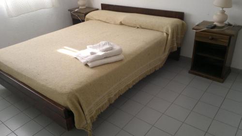 Tempat tidur dalam kamar di Hotel del Faro