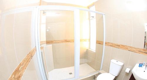 e bagno con doccia, servizi igienici e lavandino. di Bayside Hotel 97 Russell Street a Durban
