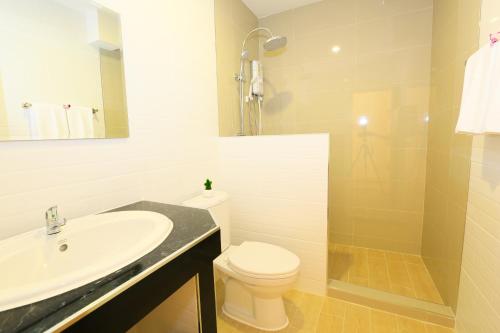 La salle de bains est pourvue d'un lavabo, de toilettes et d'une douche. dans l'établissement Venice Resort, à Ban Sai Mai