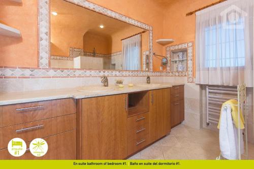 uma casa de banho com um lavatório e um espelho grande em Sol Habitat Villa La Sort em Moraira