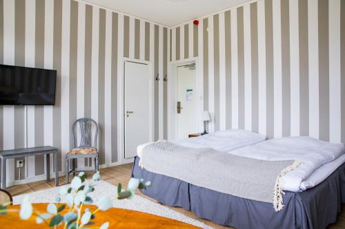 Un ou plusieurs lits dans un hébergement de l'établissement Hotell Breda Blick