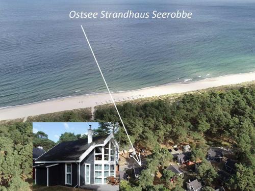 an aerial view of a house next to a beach at Ostsee Strandhaus Seerobbe in Baabe