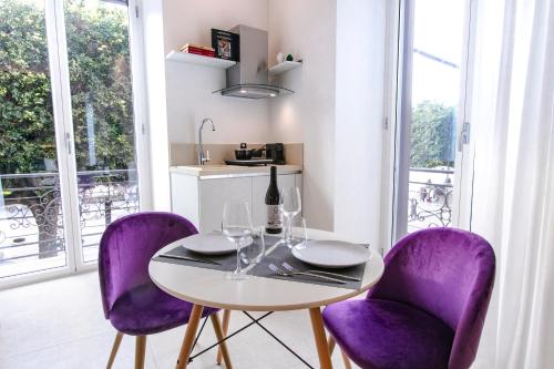 Una cocina o cocineta en Palazzo Sovrana Serviced Luxury Apartments