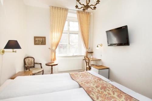 Télévision ou salle de divertissement dans l'établissement Hotell Breda Blick