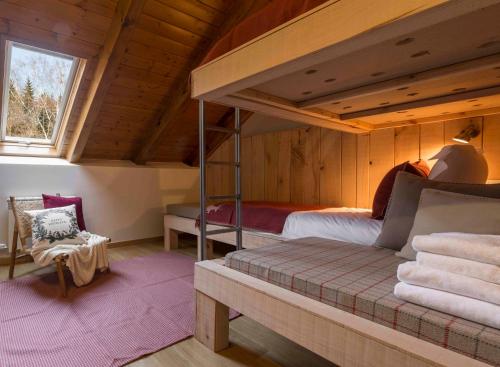 a bedroom with a bunk bed in a wooden room at Àtic de luxe i rústic a Esterri d'Àneu by RURAL D'ÀNEU in Esterri d'Àneu