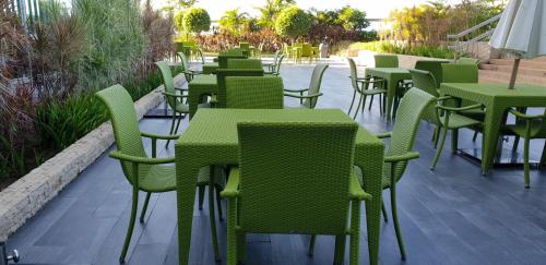 Εστιατόριο ή άλλο μέρος για φαγητό στο Mactan Newtown Condo with Garden and Ocean View 8NEWTOWN BLVD