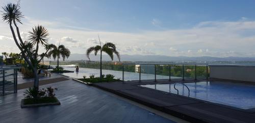 Πισίνα στο ή κοντά στο Mactan Newtown Condo with Garden and Ocean View 8NEWTOWN BLVD