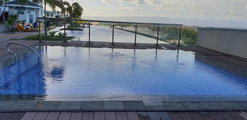 Πισίνα στο ή κοντά στο Mactan Newtown Condo with Garden and Ocean View 8NEWTOWN BLVD