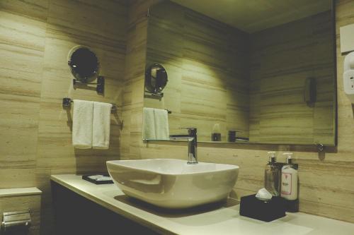 Kupatilo u objektu Regenta Central Harsha Vapi