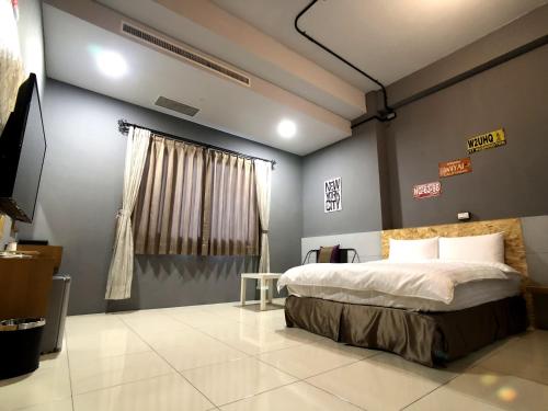 a bedroom with a large bed in a room at Kenting True Color Hostel in Hengchun