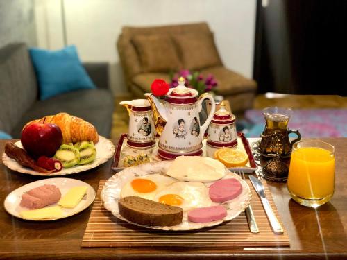 トビリシにあるCheck Inn Tbilisiの朝食用テーブル(卵、パン、オレンジジュース付)