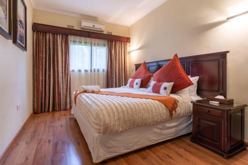 Un dormitorio con una cama grande y una ventana en Fallsway Apartments - Burley Court, en Lusaka