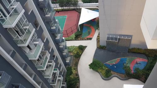 Πισίνα στο ή κοντά στο Mactan Newtown Condo with Garden and Ocean View 8NEWTOWN BLVD