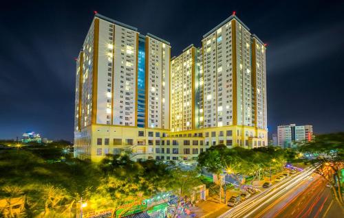 un grand bâtiment éclairé la nuit dans une ville dans l'établissement Căn hộ Nghỉ Dưỡng Aparment Melody Vũng Tàu - Tomorrow Homestay 1, à Vung Tau