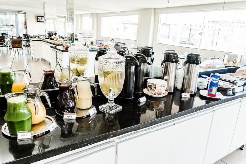 een keuken met een aanrechtblad waarop veel blenders staan bij La Vitre Hotel in Jataí