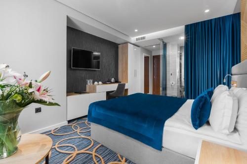 Un pat sau paturi într-o cameră la Sky Hotel