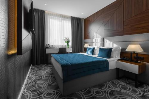 Ένα ή περισσότερα κρεβάτια σε δωμάτιο στο Sky Hotel