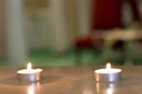 two candles sitting on top of a wooden table at Hotel Dreams Beach in Hammam Sousse