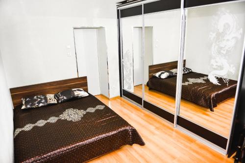 ヴィボルグにあるW Apartament Krepostnaya 13のベッド2台と鏡が備わる客室です。