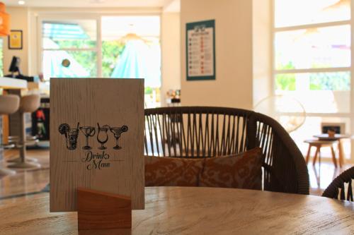 a sign sitting on top of a wooden table at Hotel Vista Odin in Playa de Palma