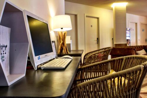 a desk with a computer on top of it at Hotel Vista Odin in Playa de Palma