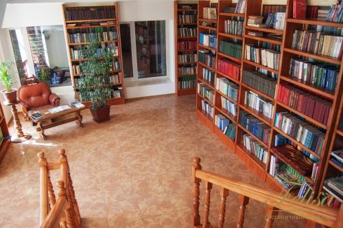 Bibliothèque dans l'hôtel