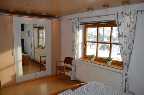 モンシャウにあるFerien bei Freunden im Holzhausのベッドルーム1室(ベッド1台、窓、椅子付)
