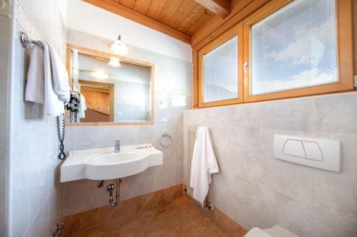 Et badeværelse på PALMENGARTEN Hotel Gstör