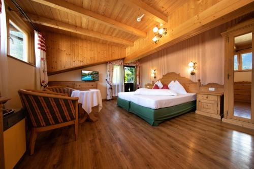 Un pat sau paturi într-o cameră la PALMENGARTEN Hotel Gstör