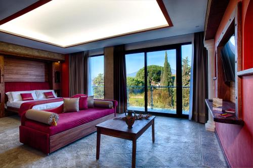 un soggiorno con divano e letto di Hotel del Sole a Pompei