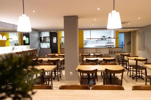 Un restaurante o sitio para comer en Uniclass Hotel Lapa