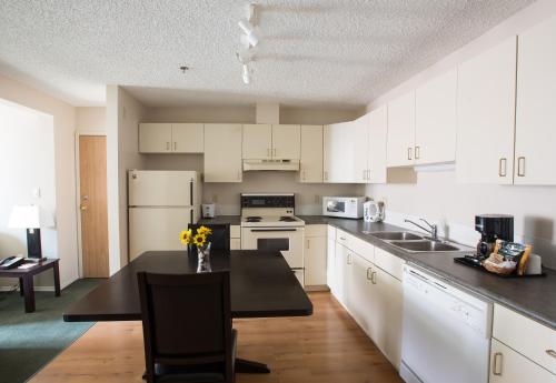 A kitchen or kitchenette at Capital Suites Yellowknife