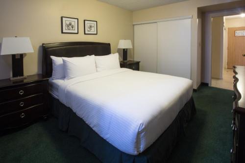 سرير أو أسرّة في غرفة في Capital Suites Yellowknife