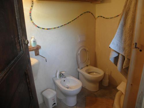uma pequena casa de banho com WC e lavatório em La vera casa di Mosè em Marmora