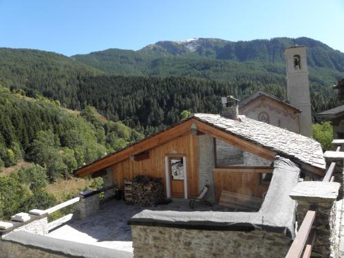 a small building with a church in the mountains at La vera casa di Mosè in Marmora