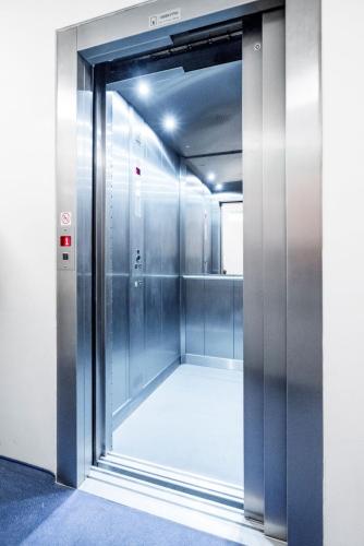 un ascensor en un edificio con una puerta abierta en Penzion Park, en Vodňany