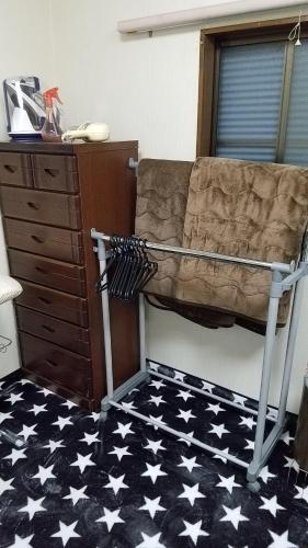 a bed in a room with a black and white floor at 四万川 in Yaochō