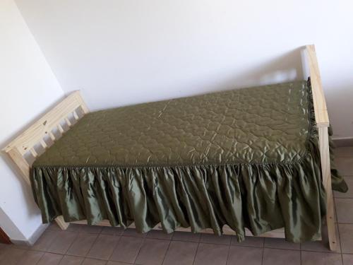 Bett in einem Zimmer mit grüner Matratze in der Unterkunft Departamento Avda Belgrano Sur 367 con Cochera Privada in Santa Rosa