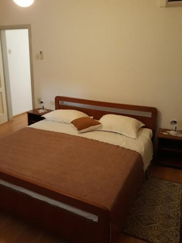- une chambre avec un grand lit et 2 oreillers dans l'établissement Bili, à Marina